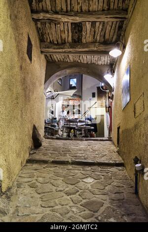 Vista di un piccolo ristorante incastellato nei vicoli di Castelsardo Foto Stock