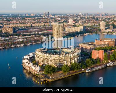 Vista aerea dell'isola di KNSM e dell'edificio Emerald Empire ad Amsterdam Foto Stock