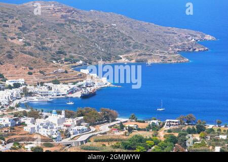 Porto di Katapola, vista sopraelevata, Katapola, Amorgos, Isole Cicladi, Grecia Foto Stock