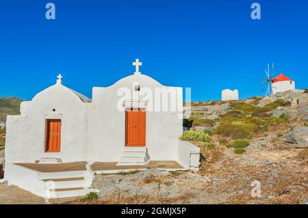 Vista della cappella ortodossa e dei mulini a vento tradizionali, Chora, Amorgos, Isole Cicladi, Grecia Foto Stock