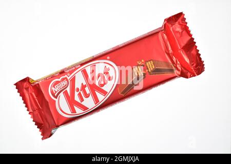 New Delhi, India, 22 Jan 2020:- KitKat Chocolate isolato su sfondo bianco con Clipping Path Foto Stock