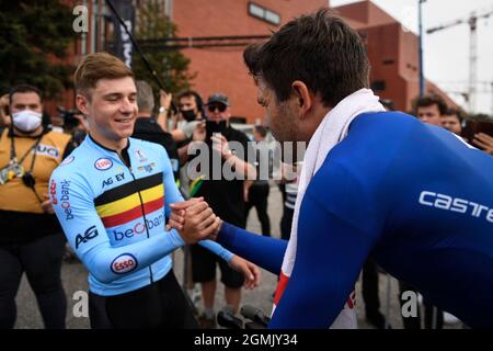 Il belga Remco Evenepoel di Deceuninck - Quick-Step e l'italiano Filippo Ganna di Ineos Grenadiers raffigurato al termine del crono degli uomini elite Time Trial ra Foto Stock