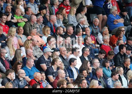 Newcastle, Regno Unito. 20 Mar 2021. NEWCASTLE UPON TYNE, REGNO UNITO. 19 SETTEMBRE i sostenitori sono raffigurati durante la partita Gallagher Premiership tra Newcastle Falcons e Harlequins a Kingston Park, Newcastle domenica 19 settembre 2021. (Credit: Chris Lishman | MI News) Credit: MI News & Sport /Alamy Live News Foto Stock