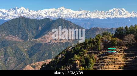 Monte Chaukhamba e boschi, Himalaya, vista panoramica sulle montagne dell'Himalaya indiana, grande catena montuosa dell'Himalaya, Uttarakhand India, catena montuosa dei Gangotri Foto Stock