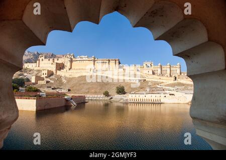 Amber forte e palazzo vicino alla città di Jaipur e lago, Rajasthan, India, vista panoramica Foto Stock