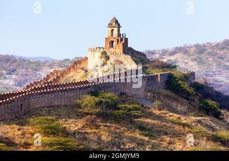Fortificazione con bastioni di Jaigarh forte e Amer o Amber Città vicino Jaipur città India vista serale Foto Stock