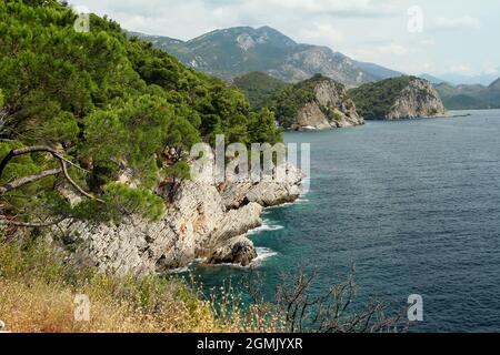 Mare Adriatico in Montenegro vicino a Petrovac. Foto Stock