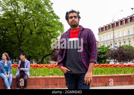 Bell'uomo indiano che posa all'aperto al parco Foto Stock