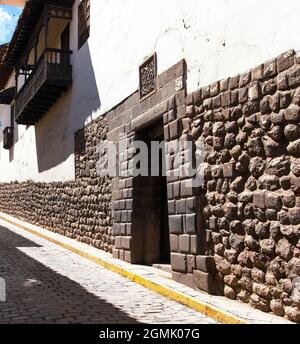 Dodici angoli di pietra, bella strada stretta e muri edifici nel centro di Cusco o Cuzco città, Perù Foto Stock