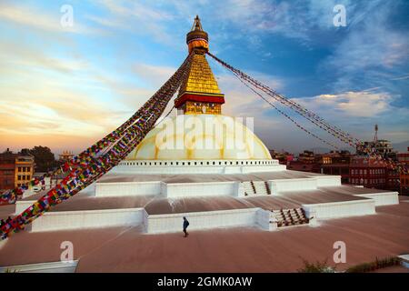 Vista di Boudha o boudhanath stupa, uno dei migliori stupa buddisti sul mondo, il più grande stupa nella città di Kathmandu, sera tramonto vista, Nepal b Foto Stock