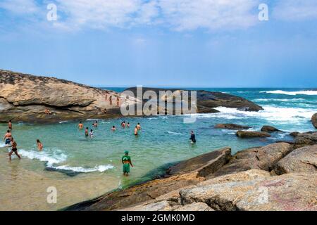 I turisti si godono la spiaggia di Itacoatiara a Nitreoi, Rio de Janeiro, Brasile. Con uno splendido paesaggio, questa spiaggia è famosa per offrire il co ideale Foto Stock