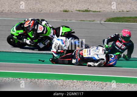 Circuit de Barcelona-Catalunya, Barcellona, Spagna, 19 settembre 2021, Crash tra Lucas Mahias (44) e Tom Sykes (66) durante HYUNDAI N CATALUNYA ROUND FIM Superbike World Championship 2021 - Race2 - World Superbike - SBK Foto Stock