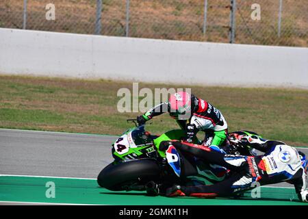 Circuit de Barcelona-Catalunya, Barcellona, Spagna, 19 settembre 2021, Crash tra Lucas Mahias (44) e Tom Sykes (66) durante HYUNDAI N CATALUNYA ROUND FIM Superbike World Championship 2021 - Race2 - World Superbike - SBK Foto Stock