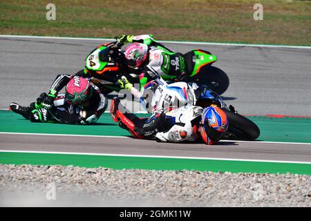 Circuit de Barcelona-Catalunya, Barcellona, Spagna, 19 settembre 2021, Crash tra Lucas Mahias (44) e Tom Sykes (66) durante HYUNDAI N CATALUNYA ROUND FIM Superbike World Championship 2021 - Race2 - World Superbike - SBK Foto Stock