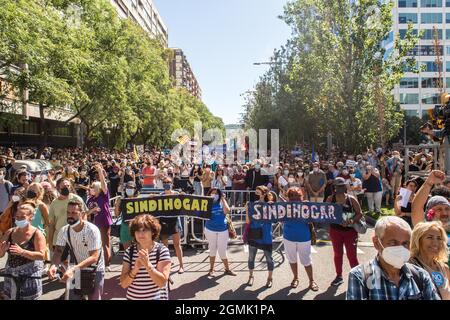 Barcellona, Spagna. 19 Settembre 2021. Durante la manifestazione si sono visti radunare i manifestanti.varie piattaforme e organizzazioni ambientali hanno dimostrato a Barcellona contro l'espansione dell'aeroporto Josep Tarradellas Barcelona-El Prat, il progetto interesserebbe l'area del Delta di Llobregat, un'area protetta. Al momento il progetto è stato parcheggiato dal governo spagnolo a causa della mancanza di sostegno da parte della Generalitat di Catalogna. (Foto di Thiago Prudencio/SOPA Images/Sipa USA) Credit: Sipa USA/Alamy Live News Foto Stock