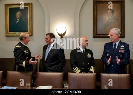 Il generale Martin Dempsey, presidente dei Capi congiunti del personale, di sinistra, parla con il segretario alla difesa Leon Panetta come ammiraglio James G. Stavridis parla con il generale Douglas M. Fraser, di destra, prima di una riunione dei Combatant Commanders e della dirigenza militare senior nella Sala del Gabinetto della Casa Bianca, 15 maggio 2012. (Foto ufficiale della Casa Bianca di Pete Souza) questa fotografia ufficiale della Casa Bianca è resa disponibile solo per la pubblicazione da parte delle organizzazioni di notizie e/o per uso personale la stampa dal soggetto(i) della fotografia. La fotografia non può essere manipolata in alcun modo e non può essere utilizzata io Foto Stock