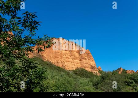 Montagne luminose nella storica miniera d'oro Las Medulas vicino alla città di Ponferrada in provincia di Leon, Castiglia e Leon, Spagna. Foto Stock