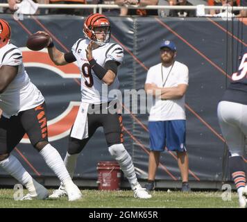 Chicago, Stati Uniti. 19 Settembre 2021. Cincinnati Bengals quarterback Joe Burrow (9) cerca un ricevitore aperto contro i Chicago Bears al Soldier Field di Chicago domenica 19 settembre 2021. Foto di Mark Black/UPI Credit: UPI/Alamy Live News Foto Stock