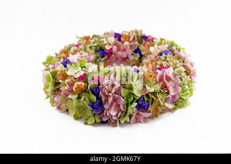 Una bella corona colorata con fiori su hydrangea e altri fiori Foto Stock