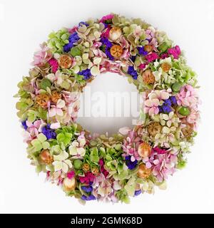 Una bella corona colorata con fiori su hydrangea e altri fiori Foto Stock