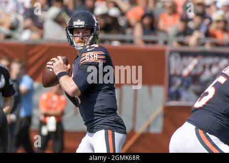 Chicago, Stati Uniti. 19 Settembre 2021. Andy Dalton (14) cerca un ricevitore aperto contro i Cincinnati Bengals al Soldier Field di Chicago domenica 19 settembre 2021. Foto di Mark Black/UPI Credit: UPI/Alamy Live News Foto Stock