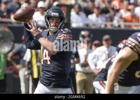 Chicago, Stati Uniti. 19 Settembre 2021. Andy Dalton (14) cerca un ricevitore aperto contro i Cincinnati Bengals al Soldier Field di Chicago domenica 19 settembre 2021. Foto di Mark Black/UPI Credit: UPI/Alamy Live News Foto Stock