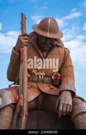 Tommy World War One, Soldato, scultura, Seaham, Odysseus gigante, Bellissimo tributo, guerra mondiale 1, incredibile statua, giardini commemorativi, arrugginito gigante, WW1. Foto Stock