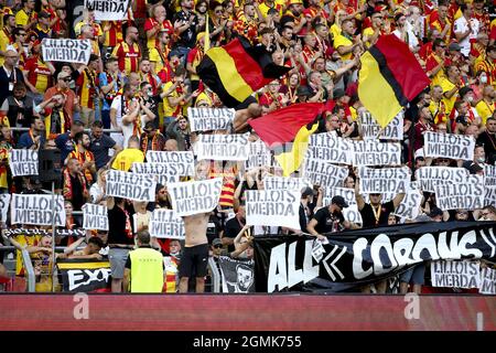 Striscioni di sostenitori di Lens 'Lillois merda' insultando ai sostenitori di Lille durante il campionato francese Ligue 1 partita di calcio tra RC Lens (RCL) e Lille OSC (LOSC) il 18 settembre 2021 a stade Felix Bollaert-Delelis a Lens, Francia - Foto: Jean Catuffe/DPPI/LiveMedia Foto Stock