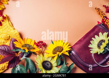 Autunno autunno moda femminile in giallo arancio colore rosso con girasoli. Maglione con borsetta borgogna. Abbigliamento e accessori. Vendita e shopping Foto Stock