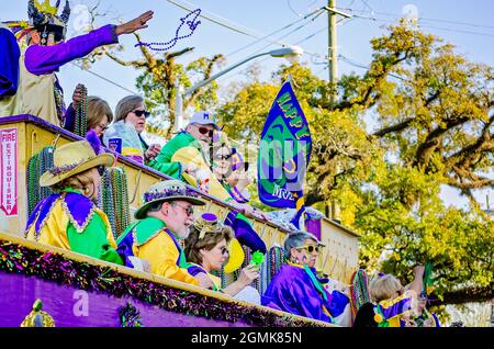 Un uomo lancia le perle del Mardi Gras durante la parata del Mardi Gras del giorno del Caino del Joe, 26 febbraio 2017, a Mobile, Alabama. Foto Stock