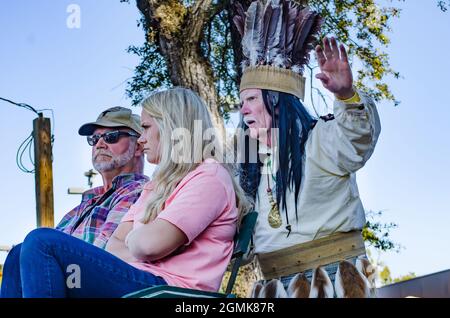 Chickasaw Chickasaw, capo indiano delle onde Slacabamorinico durante la parata del Mardi Gras del giorno del Caino del Joe, 26 febbraio 2017, a Mobile, Alabama. Foto Stock