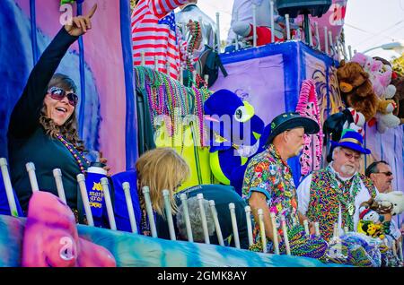 I Mardi Gras Revealers cavalcano un galleggiante del Mardi Gras durante la parata del Mardi Gras del giorno della Caina del Joe, 26 febbraio 2017, a Mobile, Alabama. Foto Stock