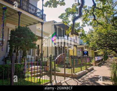 Una bandiera del Mardi Gras è appesa fuori da una casa su Government Street, 27 febbraio 2017, a Mobile, Alabama. Foto Stock