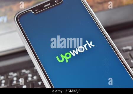 New Delhi, INDIA - 04 Febbraio 2020 : Logo di upwork su smartphone, portale freelance Foto Stock