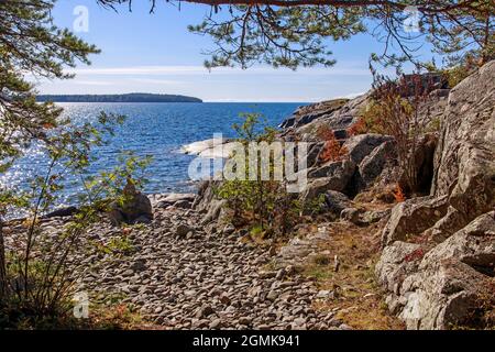 Capo Impiniemi e Lago Impilampi sulle rive del Lago Ladoga in Carelia nel Golfo di Impilahti vista dall'alto. Ladoga Skerries. Foto Stock