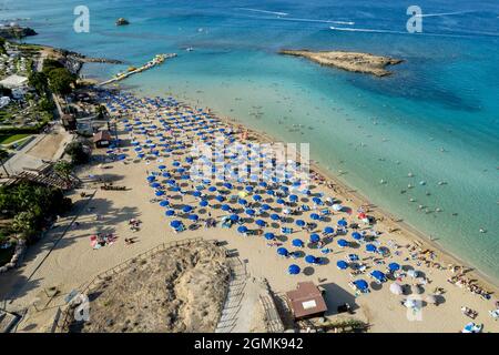 Fotografia aerea del drone di spiaggia di baia di alberi di fichi. Vacanze estive cipro. Foto Stock