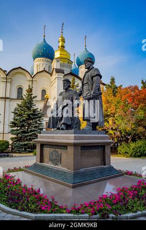 Bella vista del Monumento agli architetti del Cremlino Kazan e della Cattedrale dell'Annunciazione sullo sfondo. Architettura storica nel centro storico di Kazan. Tatarstan, Russia Foto Stock