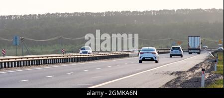 Regione di Voronezh. Russia. Luglio 23, 2021. Vista dell'autostrada M4 Don lungo la quale le auto viaggiano ad alta velocità. Estate giorno di sole. Panorama. Banner. Foto Stock