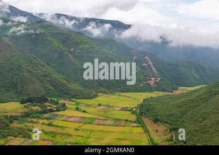 Agricoltura campi di comunità indigene in una valle del cratere vulcanico Pululahua, Quito, Ecuador. Foto Stock