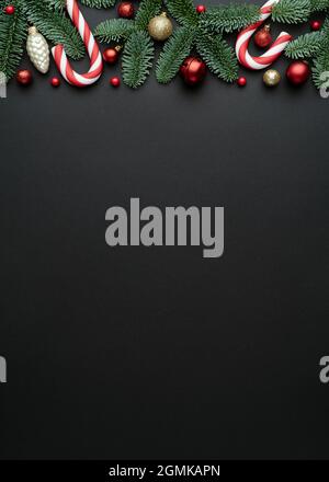 Sfondo nero di Natale e Capodanno con cornice decorativa festiva. Disposizione piatta, vista dall'alto e spazio di copia per il testo Foto Stock