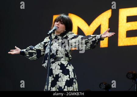 Newport, Regno Unito. 19 Settembre 2021. La cantante, cantautore e multi-strumentista irlandese Imelda Mary Higham, professionalmente conosciuta come Imelda May, si esibisce dal vivo sul palco al festival dell'isola di Wight. Credit: SOPA Images Limited/Alamy Live News Foto Stock