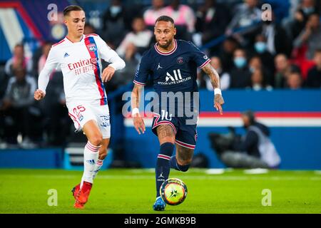 PARIJS, FRANCIA - SETTEMBRE 19: Maxence Caqueret of Olympique Lyon and Neymar of Paris Saint-Germain durante la partita Ligue 1 tra Paris Saint-Germain e Olympique Lyon al Parc des Princes il 19 Settembre 2021 a Parijs, Francia (Foto di Geert van Erven/Orange Pictures) credito: Orange Pics BV/Alamy Live News Foto Stock