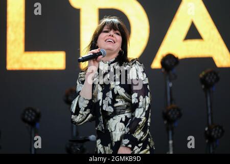 Newport, Regno Unito. 19 Settembre 2021. La cantante, cantautore e multi-strumentista irlandese Imelda Mary Higham, professionalmente conosciuta come Imelda May, si esibisce dal vivo sul palco al festival dell'isola di Wight. Credit: SOPA Images Limited/Alamy Live News Foto Stock