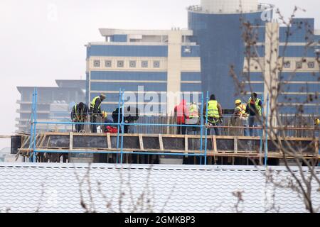 Azerbaigian, Baku.18.03.2019. I lavoratori collocano rotaie sull'edificio . Autentico lavoratore di costruzione occupato sul posizionamento di casseforme telai in constru Foto Stock