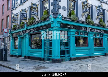 DUBLINO, IRLANDA - 21 marzo 2021: Irlanda, Dublino, un colpo di un pub Norseman chiuso tempio bar nell'angolo di una strada vuota Foto Stock