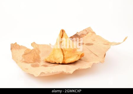 samosa su carta marrone su sfondo bianco Foto Stock