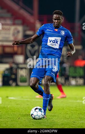 Joseph Okumu di Gent ha ritratto in azione durante una partita di calcio tra KV Kortrijk e KAA Gent, domenica 19 settembre 2021 a Kortrijk, l'8° giorno del 2 Foto Stock