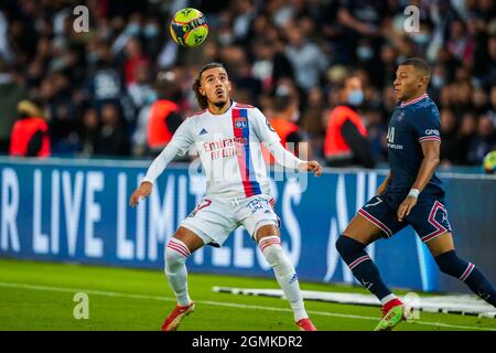 PARIJS, FRANCIA - SETTEMBRE 19: Malo gusto di Lione Olympique e Kylian Mbappe di Parigi Saint-Germain durante la partita Ligue 1 tra Parigi Saint-Germain e Lione Olympique al Parc des Princes il 19 Settembre 2021 a Parijs, Francia (Foto di Geert van Erven/Orange Pictures) credito: Orange Pics BV/Alamy Live News Foto Stock