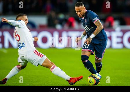 PARIJS, FRANCIA - SETTEMBRE 19: Maxence Caqueret of Olympique Lyon and Neymar of Paris Saint-Germain durante la partita Ligue 1 tra Paris Saint-Germain e Olympique Lyon al Parc des Princes il 19 Settembre 2021 a Parijs, Francia (Foto di Geert van Erven/Orange Pictures) credito: Orange Pics BV/Alamy Live News Foto Stock