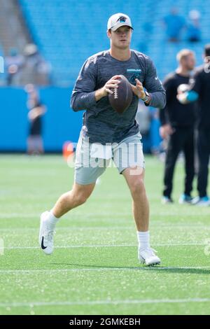 Charlotte, NC, Stati Uniti. 19 Settembre 2021. Carolina Panthers quarterback Sam Darnold (14) si riscalda prima della partita NFL al Bank of America Stadium di Charlotte, NC. (Scott Kinser/Cal Sport Media). Credit: csm/Alamy Live News Foto Stock